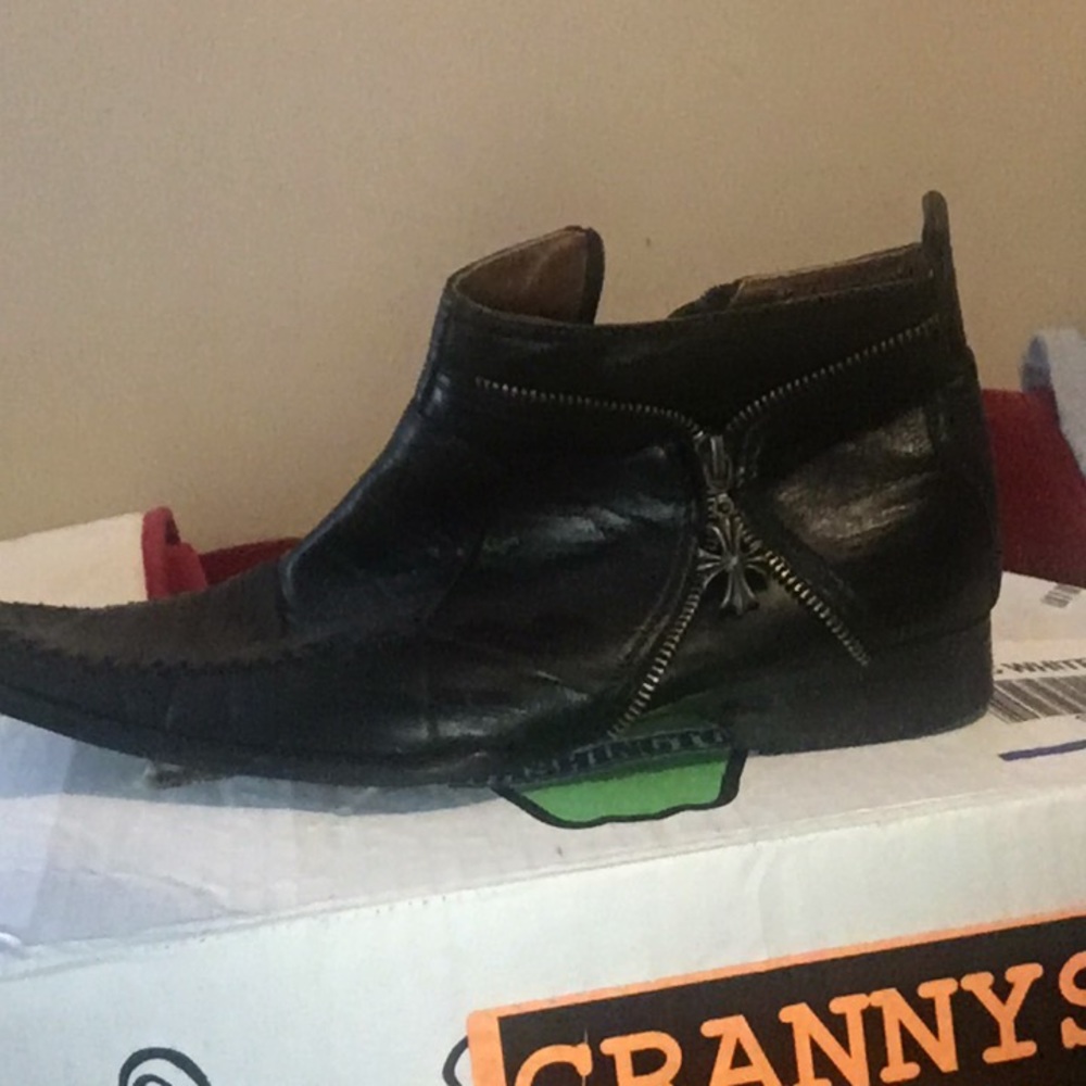 I’m selling sneakers